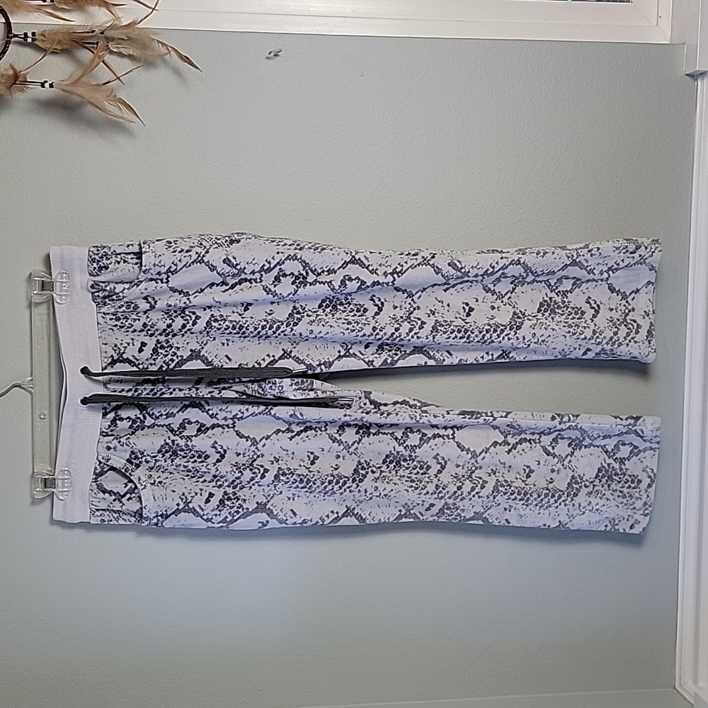Cozy soft snakeskin lounge set - Picture 7 of 13